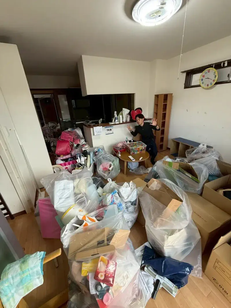 引越しに伴う不用品の仕分け作業前のお部屋