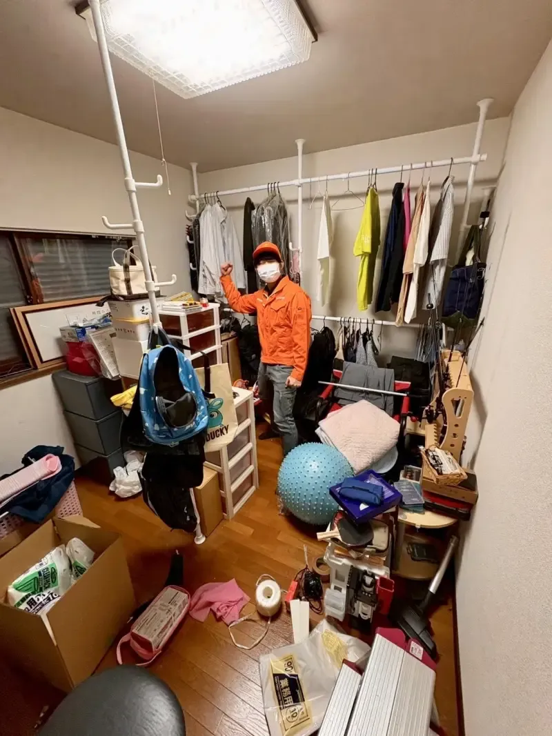 不用品回収ビフォー　散らかった部屋